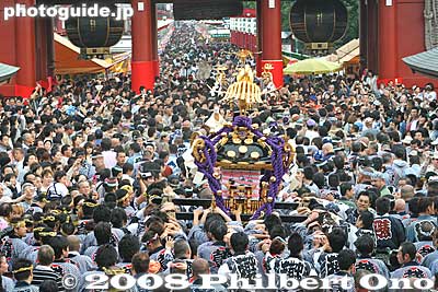Asakusa Sanja Matsuri in front of Sensoji temple.
Keywords: tokyo taito-ku asakusa sanja matsuri festival sensoji mikoshi portable shrine crowd asakusabest matsuri5