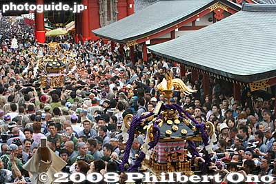 A sea of people.
Keywords: tokyo taito-ku asakusa sanja matsuri festival sensoji mikoshi portable shrine crowd