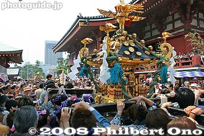 Heading to the front of Sensoji temple.
Keywords: tokyo taito-ku asakusa sanja matsuri festival sensoji mikoshi portable shrine crowd
