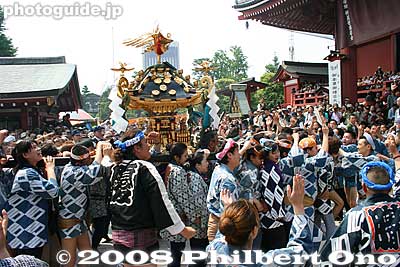 They receive their blessings, then leave.
Keywords: tokyo taito-ku asakusa sanja matsuri festival sensoji mikoshi portable shrine crowd