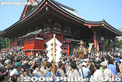 Mikoshi also depart the left side of Sensoji temple.
Keywords: tokyo taito-ku asakusa sanja matsuri festival sensoji mikoshi portable shrine crowd temple