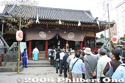 Worshippers line up to pray at Asakusa Shrine.
Keywords: tokyo taito-ku asakusa sanja matsuri festival sensoji mikoshi portable shrine crowd