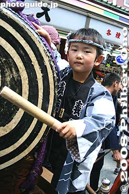 Taiko drummer
Keywords: tokyo taito-ku asakusa sanja matsuri festival sensoji mikoshi portable shrine crowd japanchild