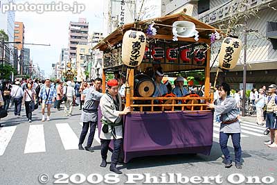 Float for festival music.
Keywords: tokyo taito-ku asakusa sanja matsuri festival sensoji mikoshi portable shrine crowd
