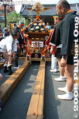 The mikoshi rests too.
Keywords: tokyo taito-ku asakusa sanja matsuri festival sensoji mikoshi portable shrine crowd