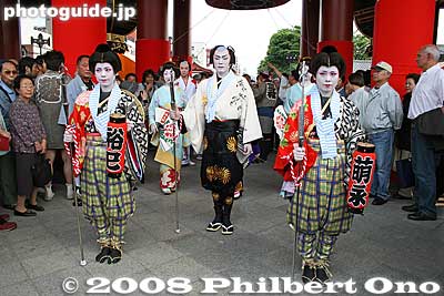 Sanja Matsuri: Not sure if this is a geisha group or a kabuki group.
Keywords: tokyo taito-ku asakusa sanja matsuri festival portable shrine mikoshi geisha kimono japangeisha
