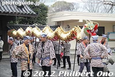 I went to see the procession on March 18, 2012. Golden Dragon standing by to join the procession.
Keywords: tokyo taito-ku asakusa sensoji sanja matsuri festival