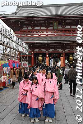 Chigo children standing by in front of Hozomon Gate. 宝蔵門
Keywords: tokyo taito-ku asakusa sensoji sanja matsuri festival