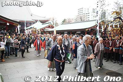 Making room for the third portable shrine.
Keywords: tokyo taito-ku asakusa sensoji sanja matsuri festival