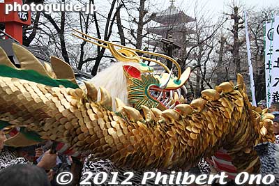 Sensoji's Golden Dragon standing by.
Keywords: tokyo taito-ku asakusa sensoji sanja matsuri festival