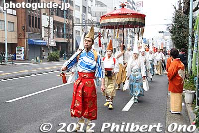 The procession was led by the White Heron Dancers (Shirasagi-no-Mai).
Keywords: tokyo taito-ku asakusa sensoji sanja matsuri festival White Heron Dancers Shirasagi-no-Mai