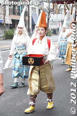 The bird feeder.
Keywords: tokyo taito-ku asakusa sensoji sanja matsuri festival White Heron Dancers Shirasagi-no-Mai