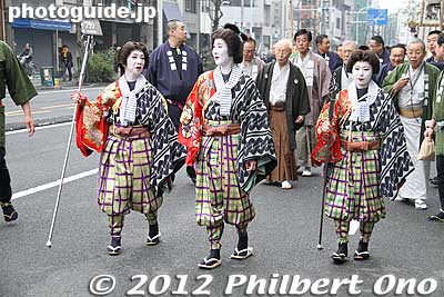 Tekomai geisha dragged a metal cane.
Keywords: tokyo taito-ku asakusa sensoji sanja matsuri festival