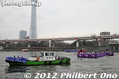 A tugboat hauls a flat barge to the dock.
Keywords: tokyo taito-ku asakusa sensoji sanja matsuri festival boat procession sumida river