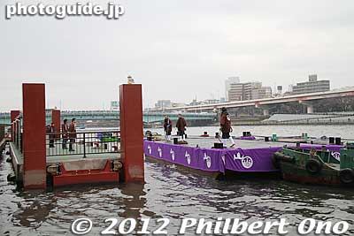 Barge docking at Higashi Sando Sanbashi Pier. 東参道桟橋
Keywords: tokyo taito-ku asakusa sensoji sanja matsuri festival boat procession sumida river
