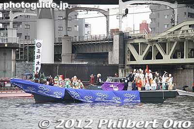 The barge carrying the three portable shrines were to have a few escort boats.
Keywords: tokyo taito-ku asakusa sensoji sanja matsuri festival boat procession sumida river