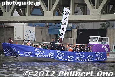 This boat carried Asakusa geisha.
Keywords: tokyo taito-ku asakusa sensoji sanja matsuri festival boat procession sumida river