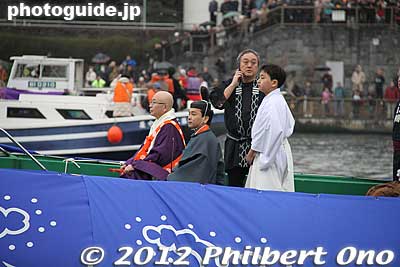 Sensoji temple priest and Asakusa Shrine priest on a boat.
Keywords: tokyo taito-ku asakusa sensoji sanja matsuri festival boat procession sumida river