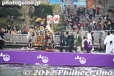 To reenact the boat procession, they had to work with very few records of the last time it was held in 1958. Only a few photos remained. In 1958, each mikoshi was carried by a separate boat.
Keywords: tokyo taito-ku asakusa sensoji sanja matsuri festival boat procession sumida river