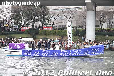 They cruised all the way to Ryogoku Bridge.
Keywords: tokyo taito-ku asakusa sensoji sanja matsuri festival boat procession sumida river