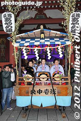 Musicians at Kaminarimon Gate.
Keywords: tokyo taito-ku asakusa sensoji sanja matsuri festival portable shrine mikoshi