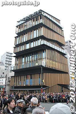 New building for Asakusa Tourist Information Center.
Keywords: tokyo taito-ku asakusa