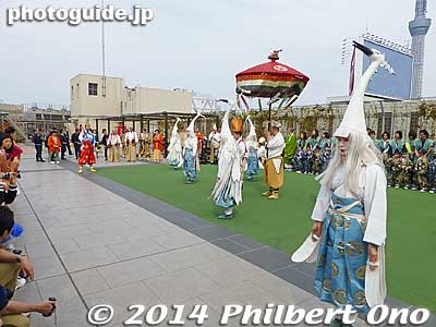 White Heron Dance (Shirasagi-no-Mai) was performed three times in Asakusa on April 13, 2014. Their second performance was held here on the roof of Matsuya Dept. Store at 2:30 pm.
Keywords: tokyo taito-ku asakusa shirasagi no mai white heron dancers
