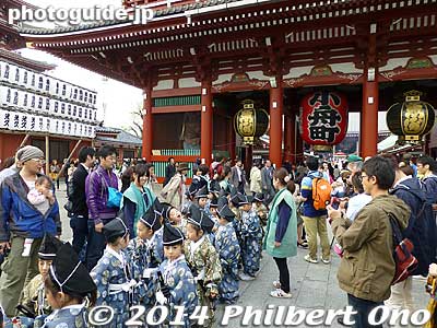 These guardian children headed the procession. They come from Sensoji Kindergarten. 守護童子
Keywords: tokyo taito-ku asakusa shirasagi no mai white heron dancers