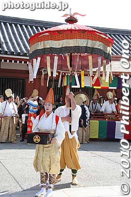 Bird feeder and umbrella holder. 餌まき,
Keywords: tokyo taito-ku asakusa shirasagi no mai white heron dancers festival matsuri 