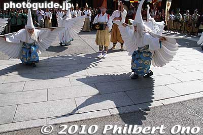 Immediately, I noticed the great shadows the dancers were casting. Proof of how good the costumes are made and how well they are posed.
Keywords: tokyo taito-ku asakusa shirasagi no mai white heron dancers festival matsuri 