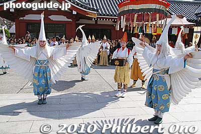 White Heron dancers were silent and sang nothing as the musicians played.
Keywords: tokyo taito-ku asakusa shirasagi no mai white heron dancers festival matsuri4 asakusabest
