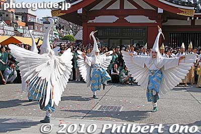 I was told that they practice the dance only a few days before the performance. Apparently, it's not that difficult to master. It also seems that different dancers do it each time.
Keywords: tokyo taito-ku asakusa shirasagi no mai white heron dancers festival matsuri 