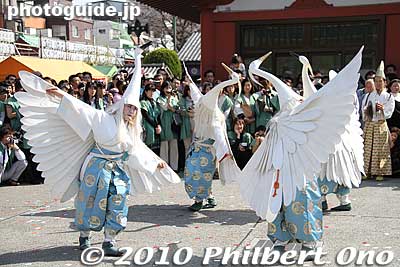 I guess the birds are happy with full stomachs.
Keywords: tokyo taito-ku asakusa shirasagi no mai white heron dancers festival matsuri 