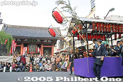  From Matsuya Department Store, the procession turns right into Kaminarimon-dori street which passes in front of the famous, giant red lantern called Kaminarimon Gate. Lead float with Edo festival music played by children. 先導 子供江戸囃子屋台
Keywords: tokyo taito-ku asakusa jidai matsuri festival historical period