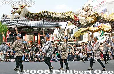 According to legend, three days after the golden Kannon statue was found, a golden dragon descended from heaven and danced. The mountain name of the temple is Kinryu-zan, meaning Golden Dragon Mountain. (Most temples have a mountain name.)
Keywords: tokyo taito-ku asakusa jidai festival historical period tokyomatsuri