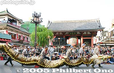 Golden Dragon Dance was first performed in 1958 to commemorate the reconstruction of Sensoji's main worship hall. 浅草のよろこび 金龍の舞
Keywords: tokyo taito-ku asakusa jidai matsuri festival historical period