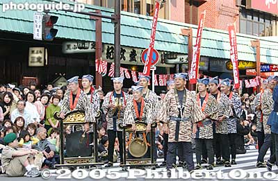 Golden Dragon Dance musicians
Keywords: tokyo taito-ku asakusa jidai matsuri festival historical period