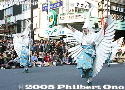 The scroll showed the White Heron Dance being performed for peace when the temple completed a major renovation. 白鷺の舞


It is one of the highlights of the festival. It is also performed on other occasions in Asakusa.

白鷺の舞
三社大権現祭礼　船渡御
Keywords: tokyo taito-ku asakusa jidai matsuri festival historical period