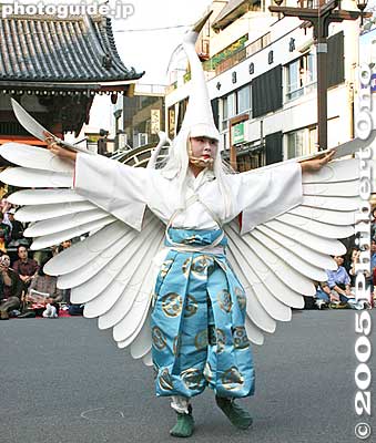 White Heron Dance is one of the highlights of the festival. It is also performed on other occasions in Asakusa. The dance was revived in 1968 in Asakusa to mark the Meiji Period Centennial. It has been performed annually on Nov. 3 ever since. 白鷺の舞
Keywords: tokyo taito-ku asakusa jidai matsuri festival historical period matsuribijin