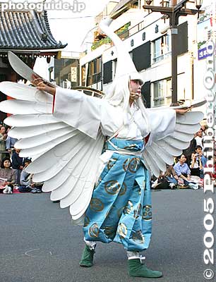 White Heron Dance, Shirasagi no Mai. The eight white herons represent four male and four female herons.
Keywords: tokyo taito-ku asakusa jidai matsuri festival historical period