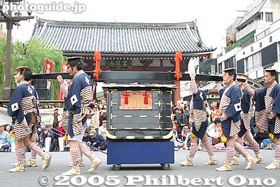 Sankin Kotai Daimyo Gyoretsu palanquin. This is how the daimyo traveled--in a comfortable box hand-carried by men. 参勤交代　大名行列
Keywords: tokyo taito-ku asakusa jidai matsuri festival historical period