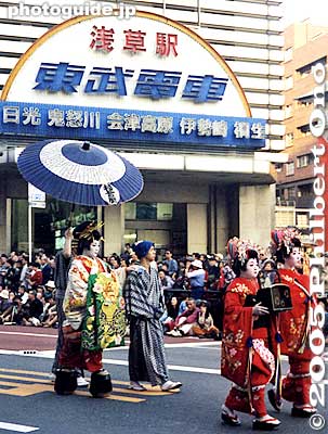 Oiran Dochu Procession. Passing by Matsuya Dept. Store and Tobu Asakusa Station.
Keywords: tokyo taito-ku asakusa jidai matsuri festival historical period