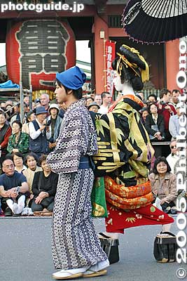 Oiran Dochu Procession in front of Kaminarimon Gate, Asakusa.
花の吉原おいらん道中
Keywords: tokyo taito-ku asakusa jidai matsuri festival historical period kimonobijin asakusabest