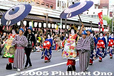 Oiran Dochu Procession. This picture was taken in the 1990s when they had two oiran in the festival. Now they have only one. 花の吉原おいらん道中
Keywords: tokyo taito-ku asakusa jidai festival historical period kimonobijin tokyomatsuri