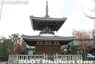 Tahoto Pagoda at Gokokuji temple in Bunkyo, Tokyo. Built in 1938 modeled after the original Tahoto Pagoda at Ishiyama-dera temple in Otsu, Shiga Prefecture. 多宝塔
Keywords: tokyo bunkyo-ku ward shingon buddhist temple pagoda japantemple fromshiga