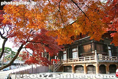 Kannon-do main worship hall and autumn leaves
Keywords: tokyo bunkyo-ku ward shingon buddhist temple autumn fall leaves foliage