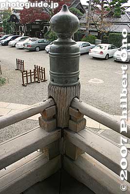 Corner of railing on Kannon-do
Keywords: tokyo bunkyo-ku ward shingon buddhist temple