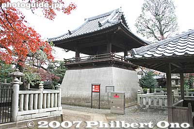 Bell tower 鐘楼（付梵鐘）
Keywords: tokyo bunkyo-ku ward shingon buddhist temple autumn fall leaves foliage