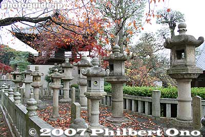 Stone lanterns
Keywords: tokyo bunkyo-ku ward shingon buddhist temple