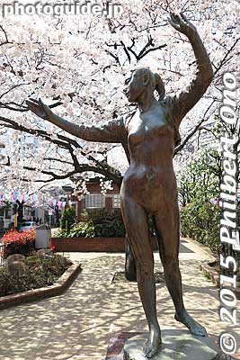 Looks like she's enjoying the cherry blossoms in the nude. 
Nude sculpture at Harimazaka in spring. Bunkyo Ward, Tokyo
Keywords: tokyo bunkyo-ku sakura cherry blossoms flowers japansculpture